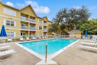 Comfortable coastal house with roomy accommodations and easy shoreline access - 9