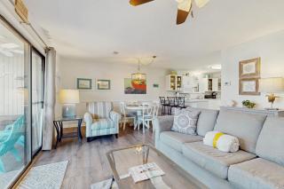 Cozy coastal condo dog friendly with shared pool and close to beach - 9