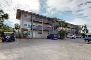 Cozy coastal condo dog friendly gulf view and close to beach access - 8