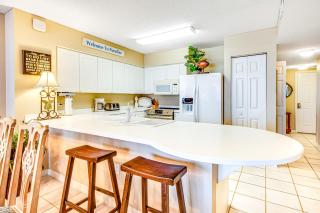 Third-floor oceanfront condo with pool hot tub & fast WiFi - 1