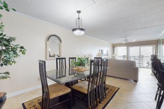 Gulf-front condo with views beach access pool balcony & fitness room - 1