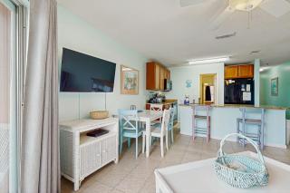 Family-friendly Gulf view condo with beach chair & umbrella shared pool hot tub - 4