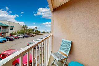 Family-friendly Gulf view condo with beach chair & umbrella shared pool hot tub - 9