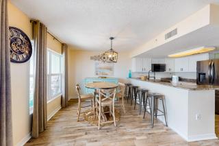 3rd-floor beachfront condo with Gulf views pool gym balcony W&D central AC - 3