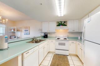 Bright Gulf-front condo with central AC washer&dryer pool access and ocean view - 4