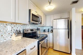 Fifth floor beachfront condo with pool access washer&dryer and ocean view - 2