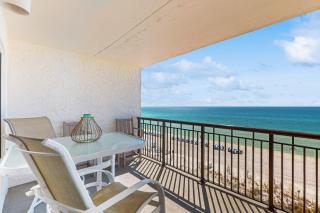 6th-floor cozy beachfront condo with views - quick walk to dining - 9