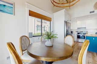 Ideally located beachfront home with balcony washer&dryer AC & amazing views - 5