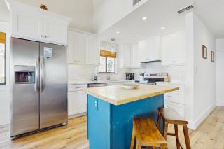 Ideally located beachfront home with balcony washer&dryer AC & amazing views - 3