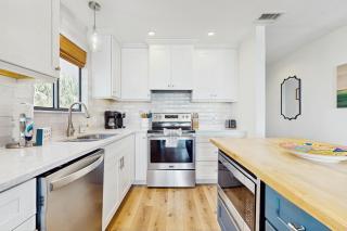 Ideally located beachfront home with balcony washer&dryer AC & amazing views - 2
