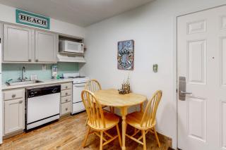 Modern oceanfront studio with pool access central AC and beach service - 4
