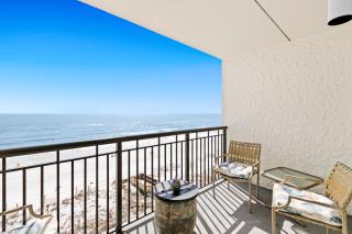 Beachfront condo with Gulf-view balcony central AC pool & tennis - 9