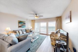 Fourth floor oceanfront condo with pool access washer&dryer and central AC - 9