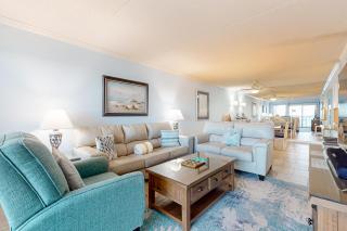 7th-floor bright open condo with Gulf-front views - close to everything - 3
