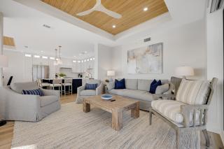 Luxuriously renovated condo with Gulf views beach access pool & hot tub - 5