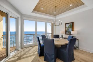 Luxuriously renovated condo with Gulf views beach access pool & hot tub - 2