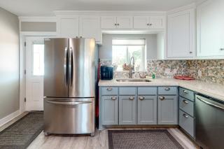 Updated home across from beach with firepit sunroom & fast WiFi - snowbirds OK - 3