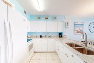 Fourth-floor spacious beachfront condo with views - close to entertainment - 4