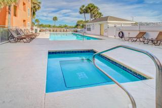 Renovated ground-floor condo near beach with pool &private patio - 7