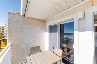 3rd Floor Bright Gulf-Front Condo with Views Close To Entertainment - 4