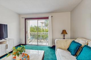 Cozy coastal condo full kitchen & close to beach access - 7