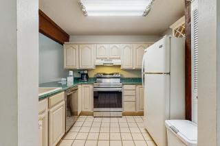 Cozy coastal condo full kitchen & close to beach access - 1