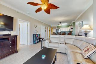 Spacious beachfront condo with full kitchen shared pool and beach access - 5