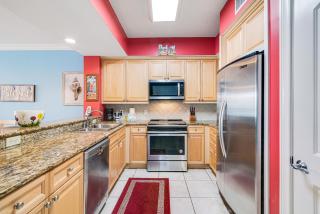 2nd floor cute & bright Gulf-front condo with onsite pools and nearby dining - 2