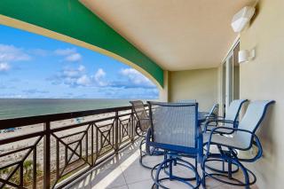 Roomy beachfront condo with full kitchen shared pool and beach access - 9
