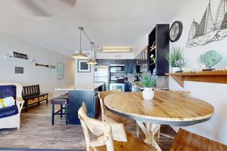 Upgraded Gulf Beachfront Condo with WiFi Shared Pool & Seasonal Beach Service - 3