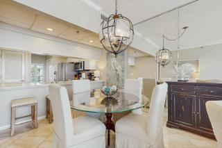 Open-concept beachfront home with balcony lagoon pool beach access pickleball - 5