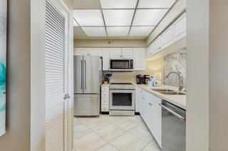 Open-concept beachfront home with balcony lagoon pool beach access pickleball - 2