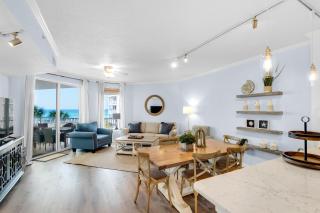 Lovely waterfront condo with balcony pool hot tub & pickleball - 0