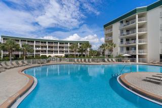 Lovely waterfront condo with balcony pool hot tub & pickleball - 9
