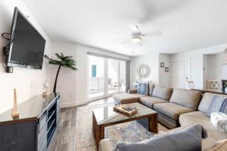 Spacious gulf-front condo with resort amenities - near restaurants - 0