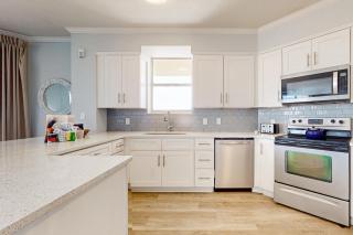 Ground floor beachfront condo with shared pool and beach access - 2