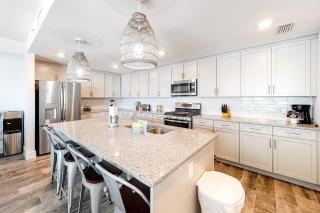 Spacious gulf-front condo with resort amenities - near restaurants - 2