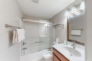 Lovely escape with great amenities Gulf view private WiFi roomy balcony & W&D - 1