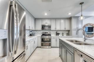 Gulf-front condo with pools and seasonal beach service in a gated community - 4