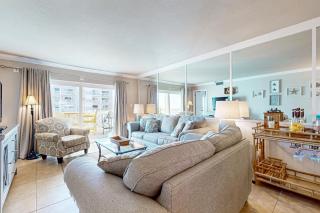Gorgeous condo with private balcony gulf views shared pool & beach access - 5
