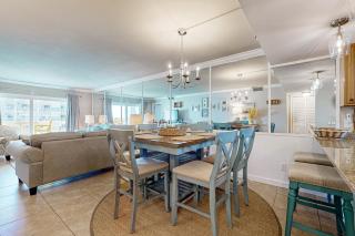 Gorgeous condo with private balcony gulf views shared pool & beach access - 1
