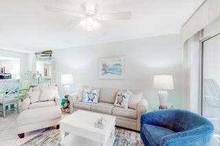 Charming Beachfront Condo Perfectly Located Near Entertainment - 7