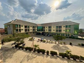 Monarchs Luxury Palace hotel - 8