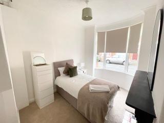 3 Bed plus Sofa sleeps 6 central - 1