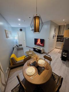 Stay in Makati 1-BR Condo with Pool, Fast WiFi, Gym, Balcony - 0