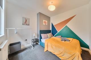 Six Bedroom Group Home near MediaCityUK with Garden and Lockbox Check In - 6