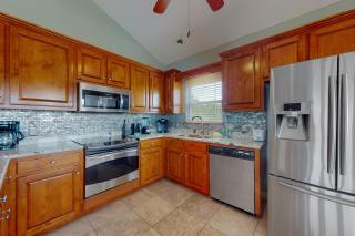 Spacious Island Gem Near the Beach & Town With Large Deck & Full Kitchen - Dogs OK - 2