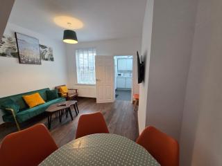 Fantastic 3-Bedroom House in Crawley - 10 mins from Gatwick - 0