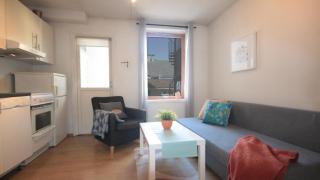 Convenient apartment- perfect location! - 2