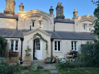Beautiful 1840s Grade II Listed Almshouse - 4